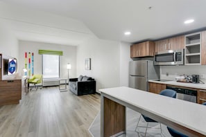 Suite, 1 King Bed, Non Smoking | Living area | TV, pay movies