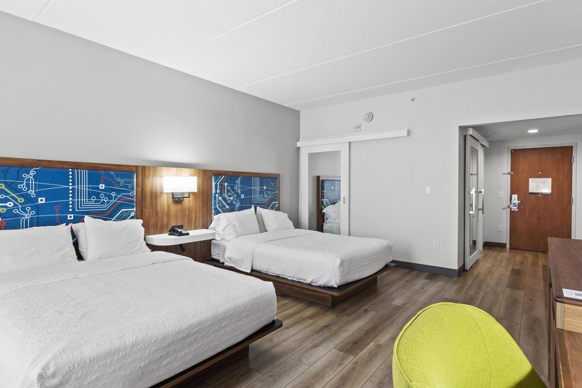 In-room safe, laptop workspace, blackout drapes, iron/ironing board