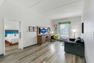 套房, 1 张特大床, 无烟房 | 客房内保险箱、特色装修、特色家居、笔记本电脑工作区