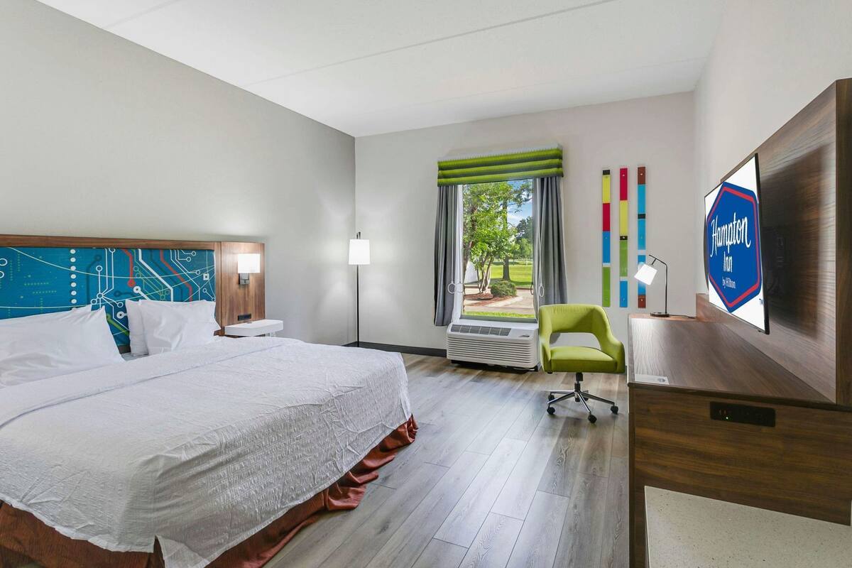 In-room safe, laptop workspace, blackout drapes, iron/ironing board