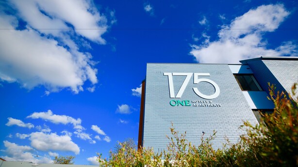 Un immeuble portant le numéro 175 et sur lequel on peut lire l'inscription « ONE HOTELS & APARTMENTS » sur sa façade.