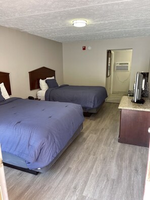 Quarto standard, 2 camas Queen, para não fumantes | Cortinas blackout, ferros/tábuas de passar roupa, Wi-Fi de cortesia