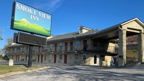 A motel named Smoky View Inn with a large billboard, a covered parking area, and a two-story building with balconies. - Smoky View Inn (Pigeon Forge)