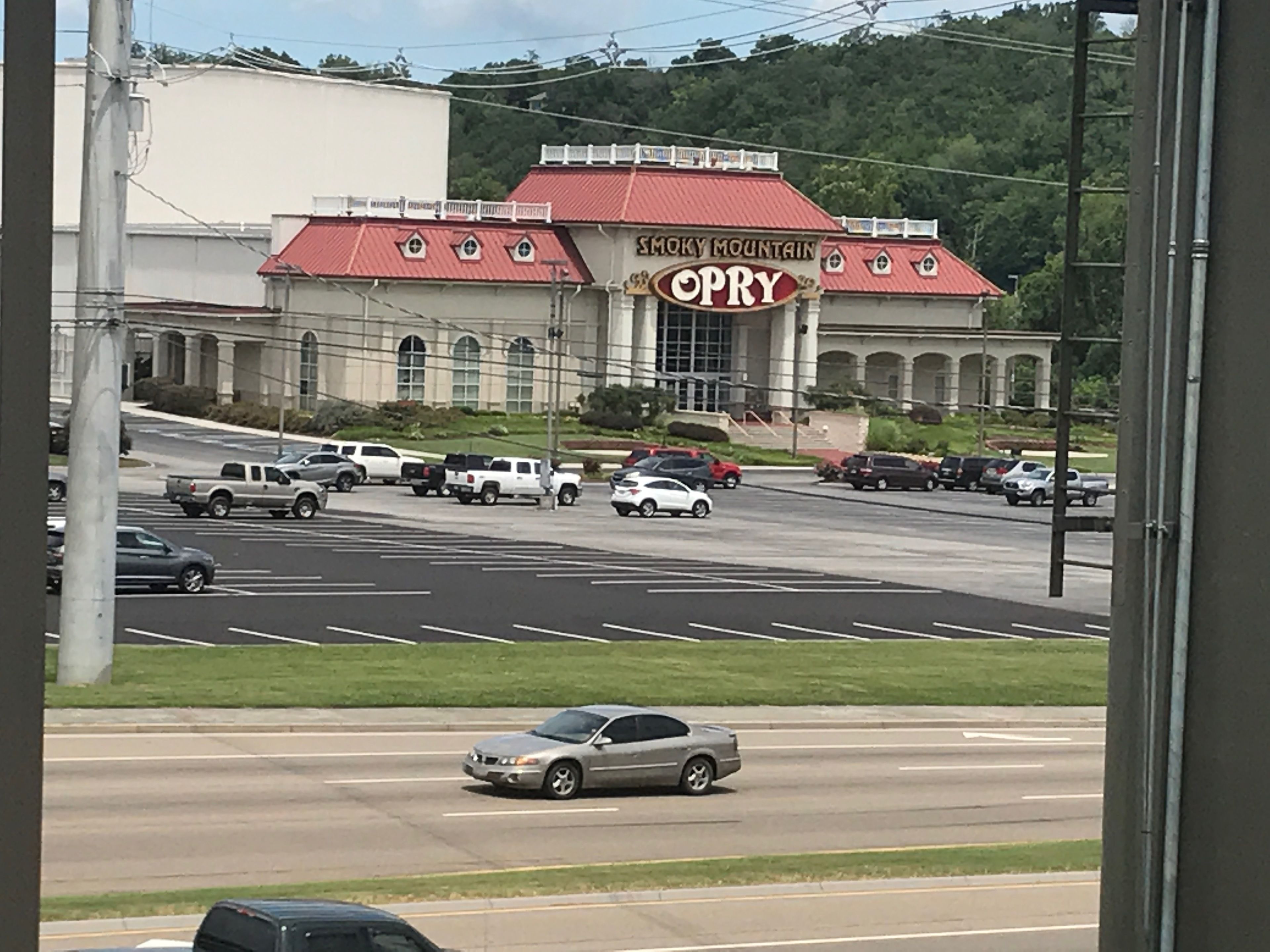 Un edificio con techo rojo y un letrero que dice "Sloky Mountain OPRY".