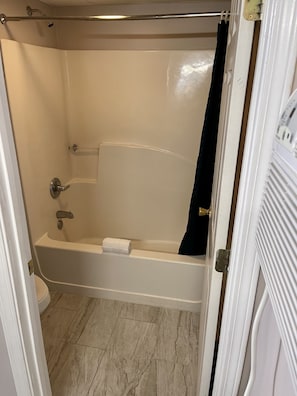 Standard Room, 2 Queen Beds, Non Smoking | Bathroom | Combined shower/tub, free toiletries, hair dryer, towels - Smoky View Inn (Pigeon Forge)