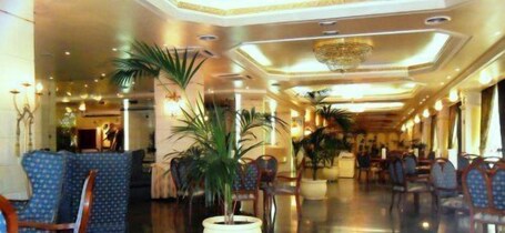 Sitzecke in der Lobby. Grand Hotel De La Ville