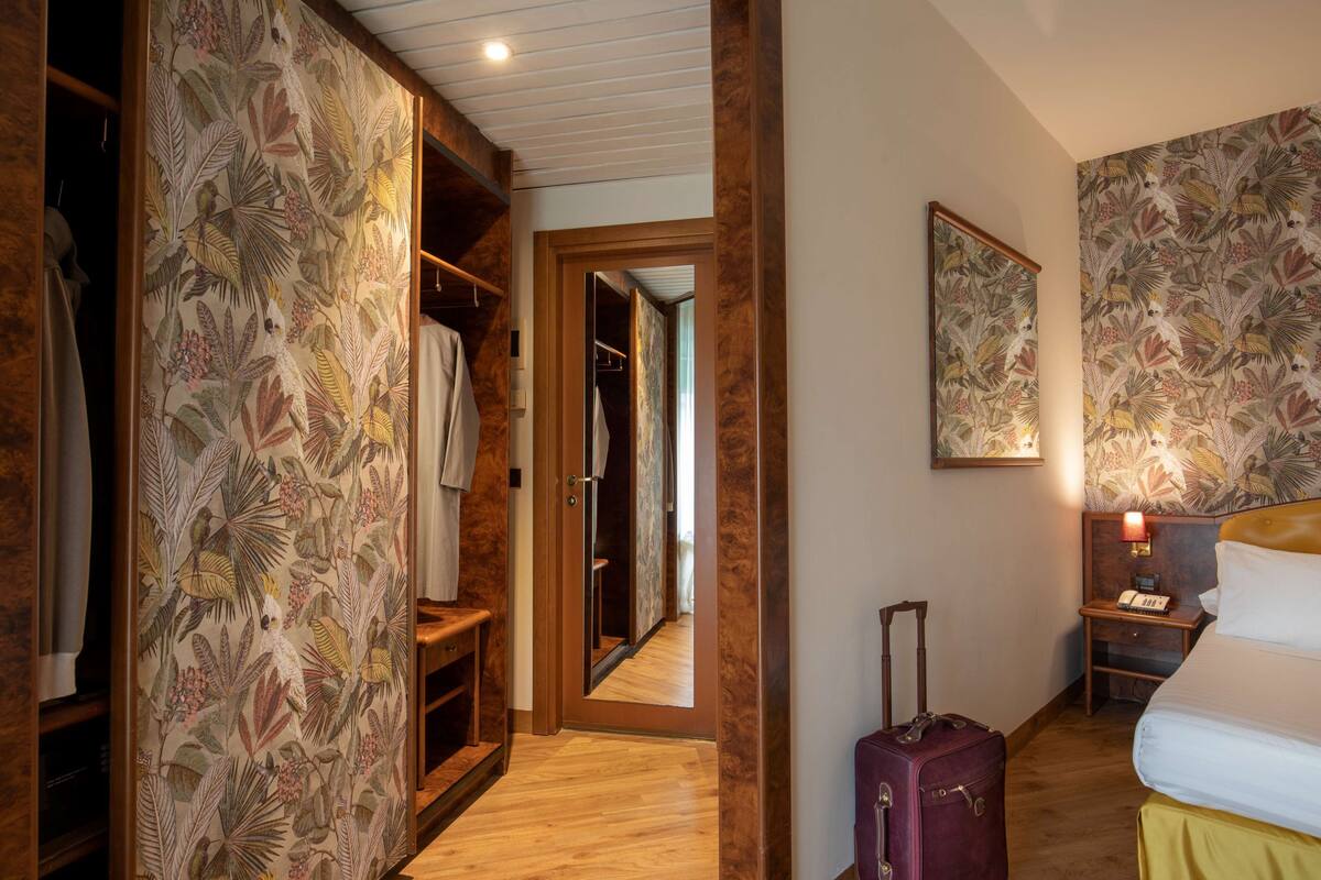 business room, 1 queen bed | 1 bedroom, minibar, in-room safe, individually furnished