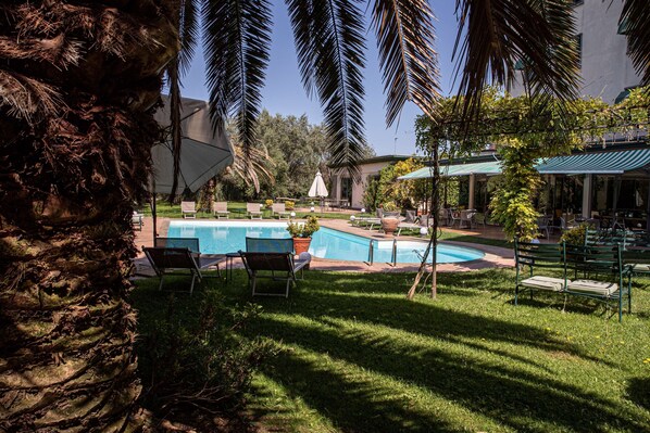 Outdoor pool, sun loungers