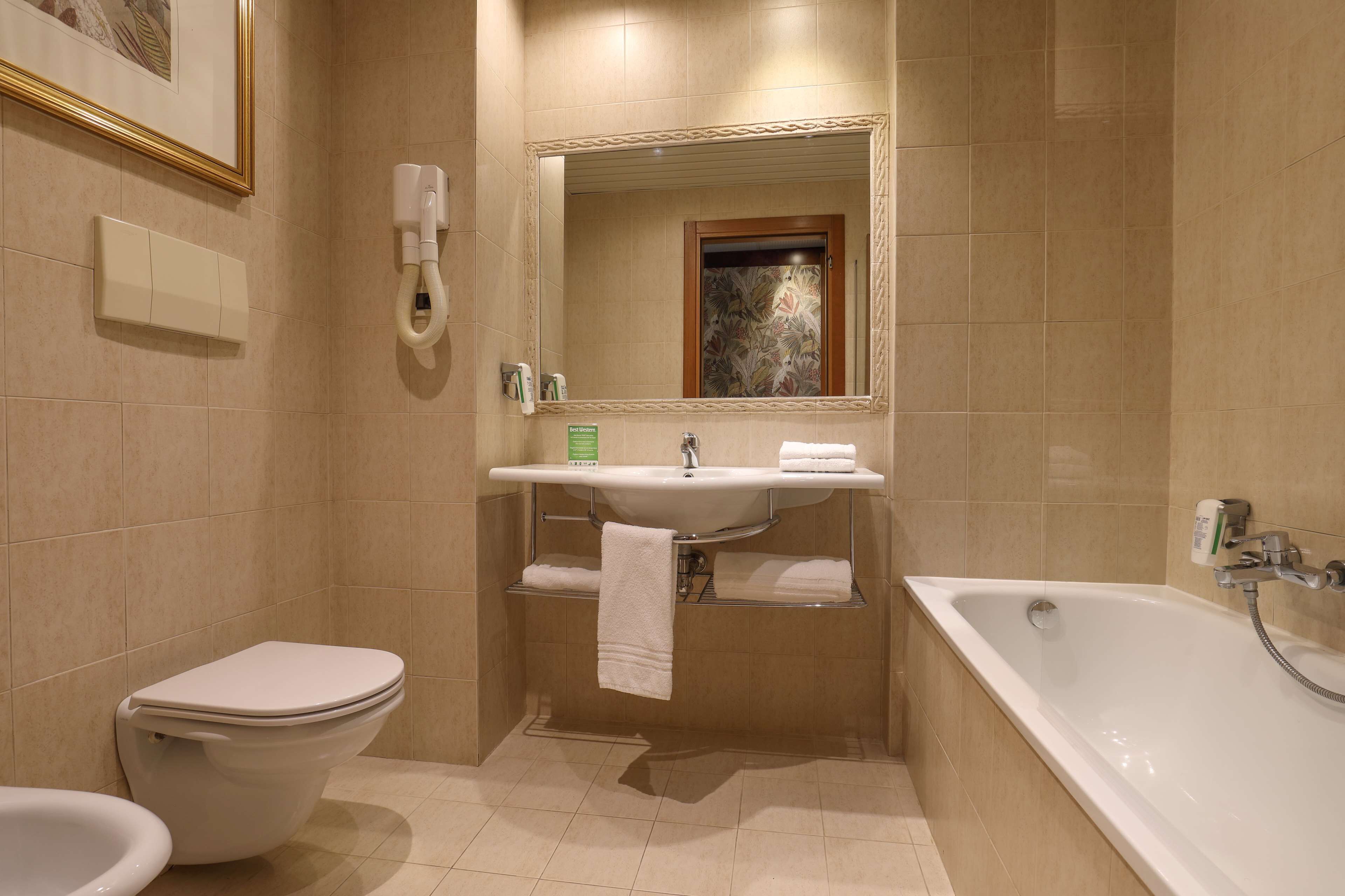 Un baño con inodoro, lavamanos y bañera.