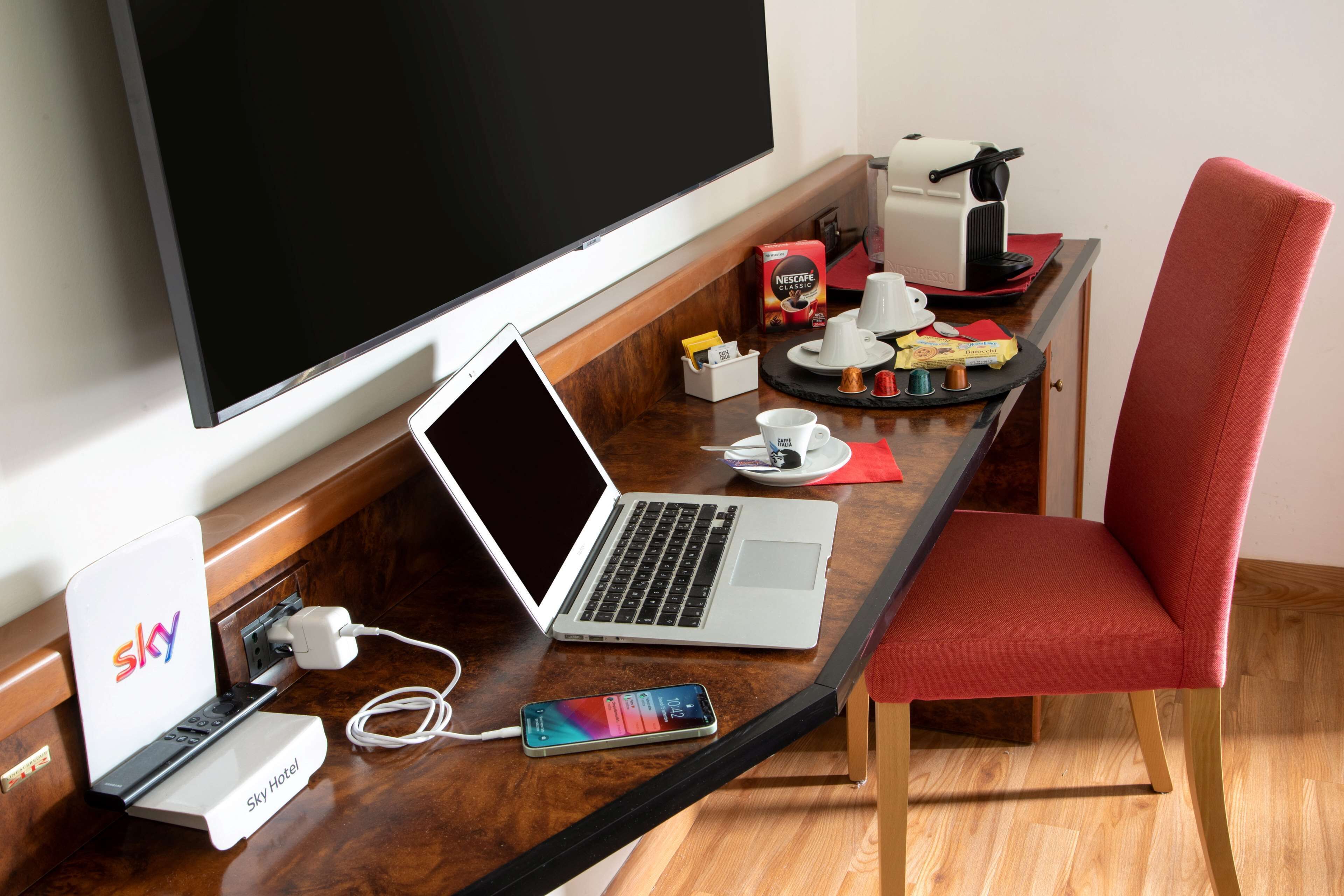 business room, 1 queen bed | 1 bedroom, minibar, in-room safe, individually furnished