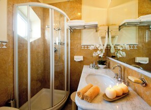 Superior Triple Room | Bathroom | Shower, free toiletries, hair dryer, slippers - Hotel Bristol (Chioggia)
