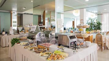 Desayuno buffet diario (EUR 10 por persona)