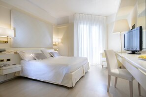 Superior Triple Room | Minibar, in-room safe, desk, soundproofing - Hotel Bristol (Chioggia)