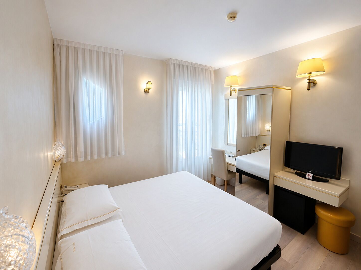Economy-Doppelzimmer | Minibar, Zimmersafe, Schreibtisch, schallisolierte Zimmer