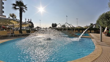 Una piscina al aire libre de temporada