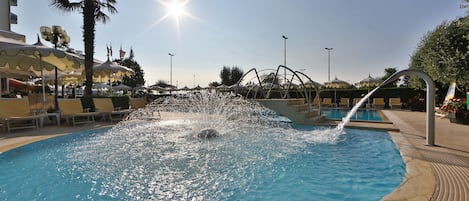 Una piscina al aire libre de temporada