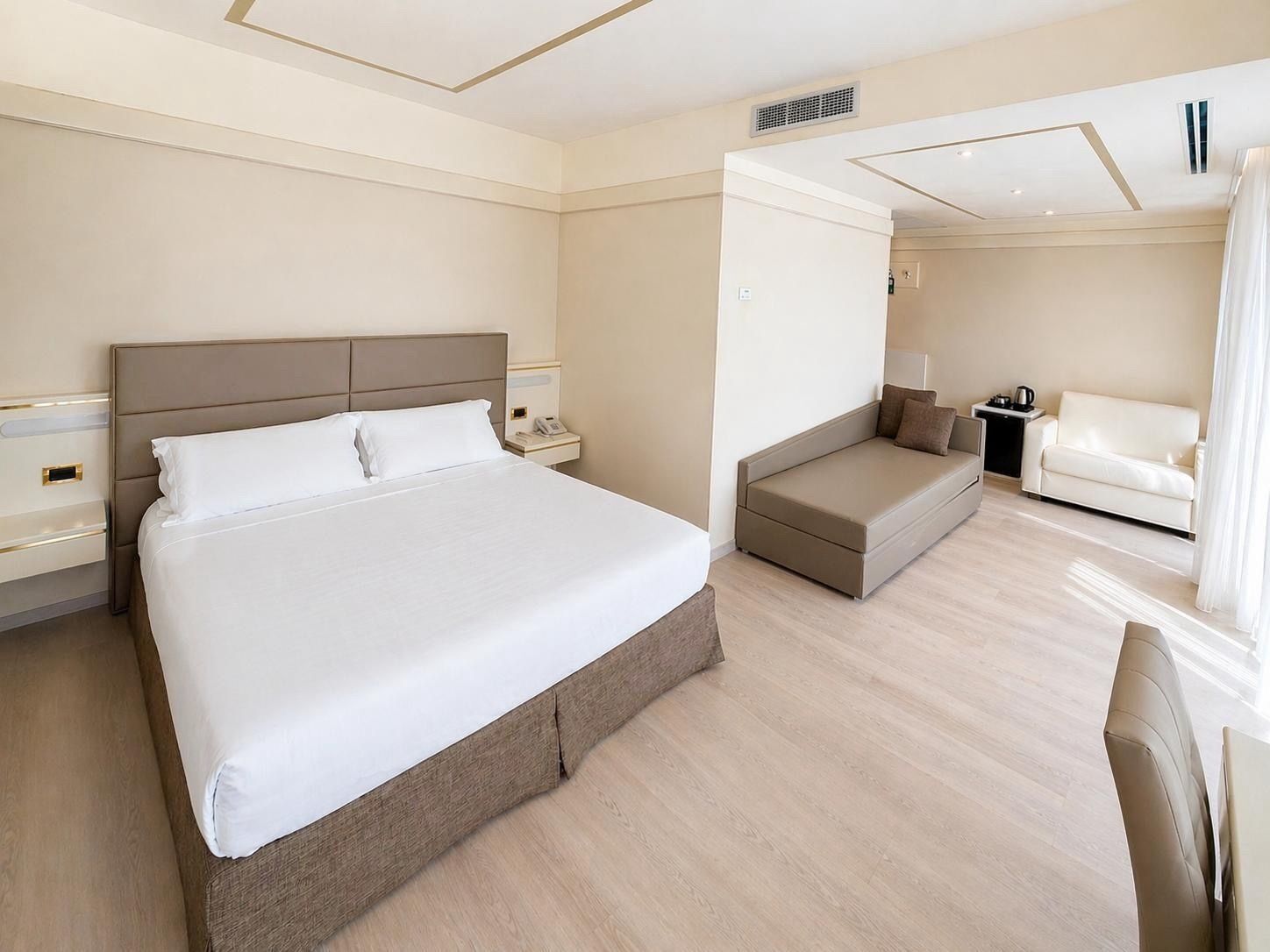 Executive Quadruple Room | Minibar, in-room safe, desk, soundproofing