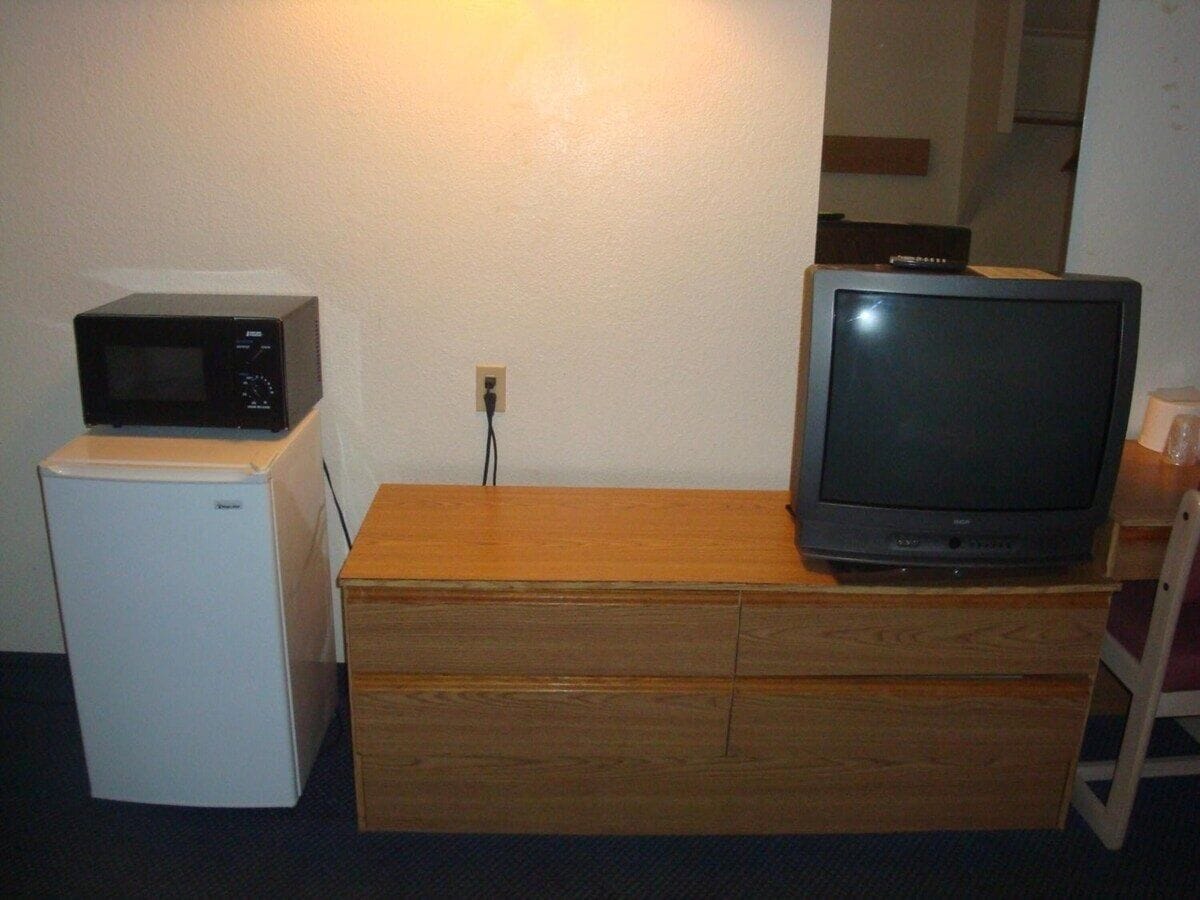 Escritorio, tabla de planchar con plancha, wifi gratis y ropa de cama 