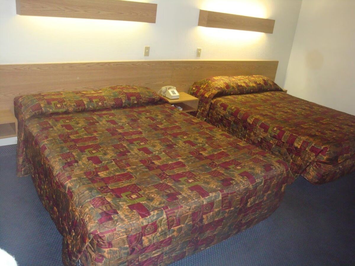 Habitación estándar, 2 camas de matrimonio | Escritorio, tabla de planchar con plancha, wifi gratis y ropa de cama