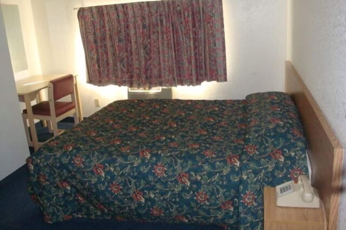 Escritorio, tabla de planchar con plancha, wifi gratis y ropa de cama