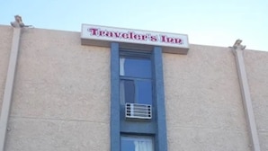 Ein Gebäude mit einem 'Traveler's Inn'-Schild oben und einem 'WELCOME'-Schild darunter.