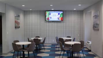 Café da manhã com buffet grátis todos os dias