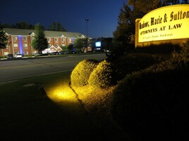 Placa para 'Macie & Sutton Attorneys at Law' na 'Eagle's Pointe Parkway'.