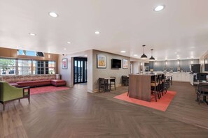 Un interior espacioso y moderno con una amplia zona de estar, un comedor y una cocina.