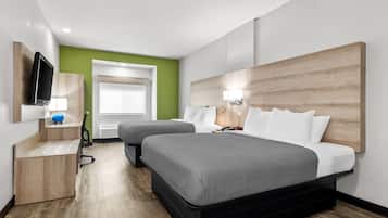 2 Queen Beds, Non Smoking | Biancheria da letto di alta qualità, postazione laptop, tende oscuranti