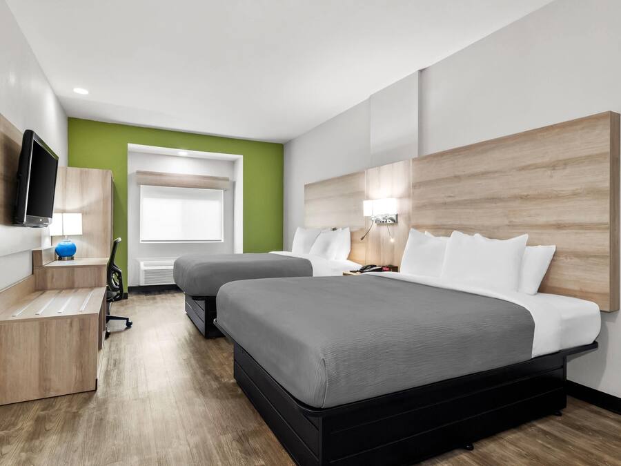 2 Queen Beds, Non Smoking | Roupas de cama premium, espaço de trabalho para notebook