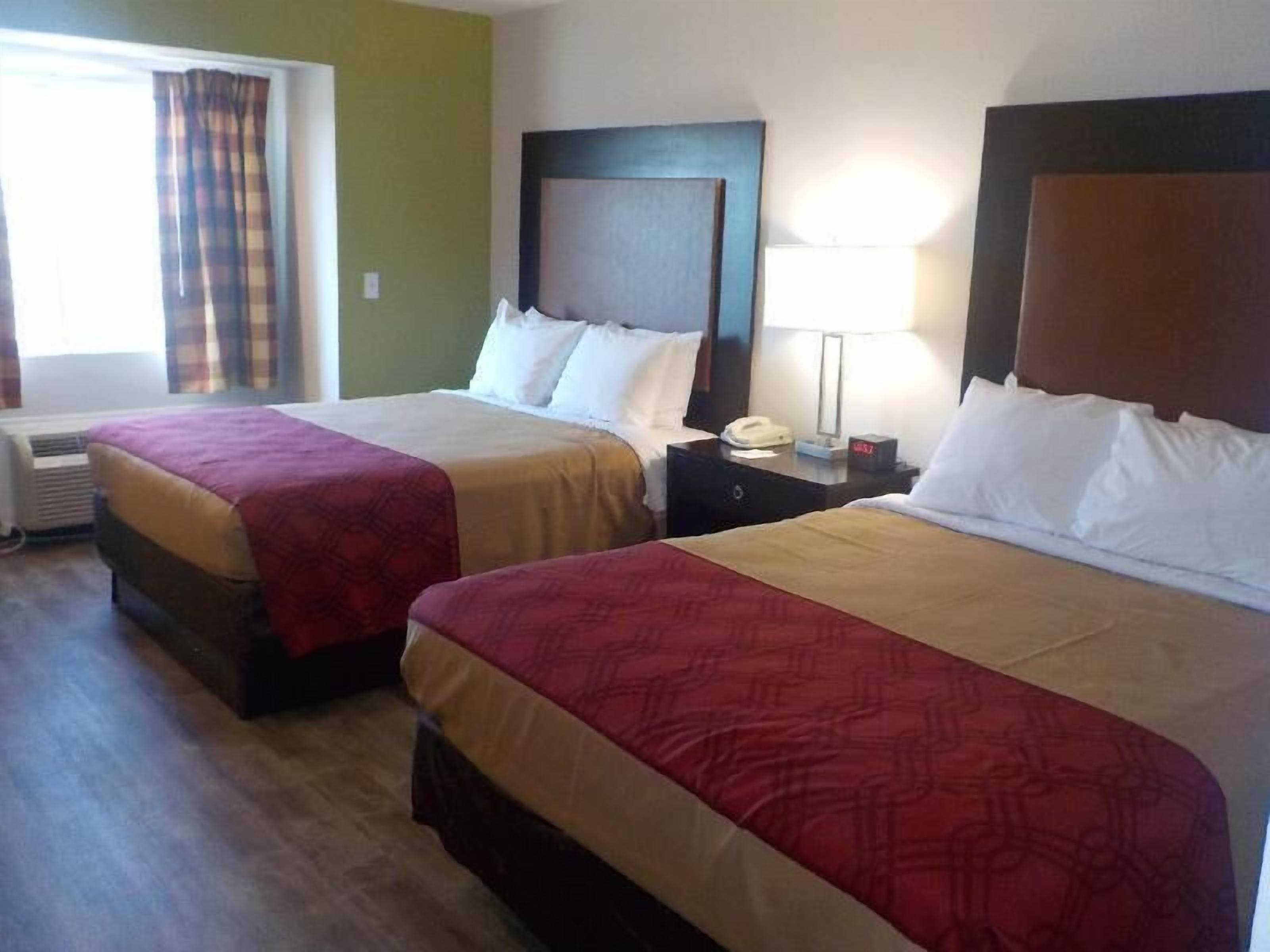 Ropa de cama de alta calidad y espacio para trabajar con laptop 
