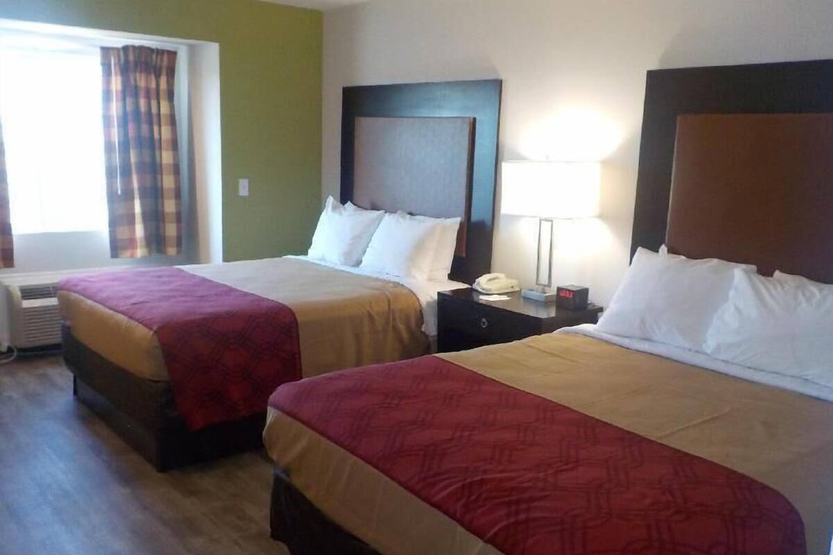 Ropa de cama de alta calidad y espacio para trabajar con laptop
