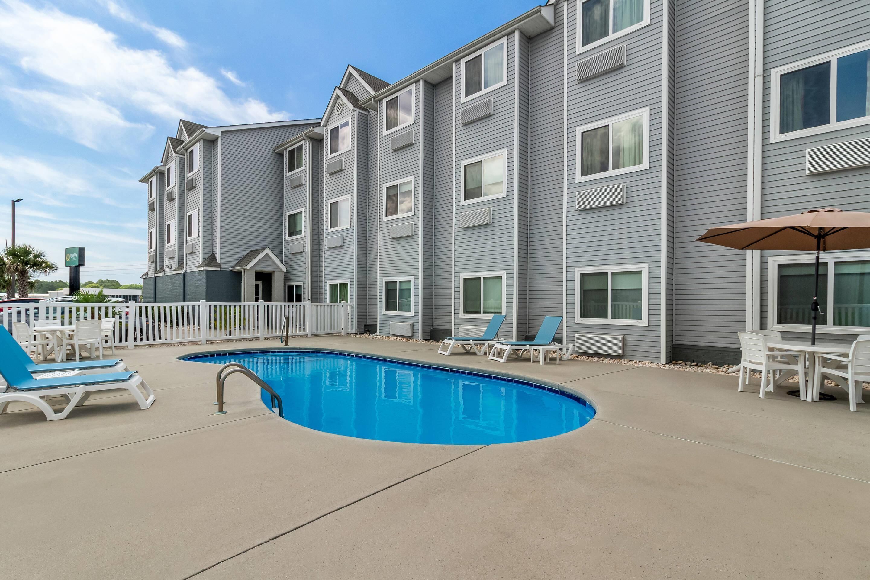 outdoor pool, open 10:00 am to 10:00 pm, pool umbrellas