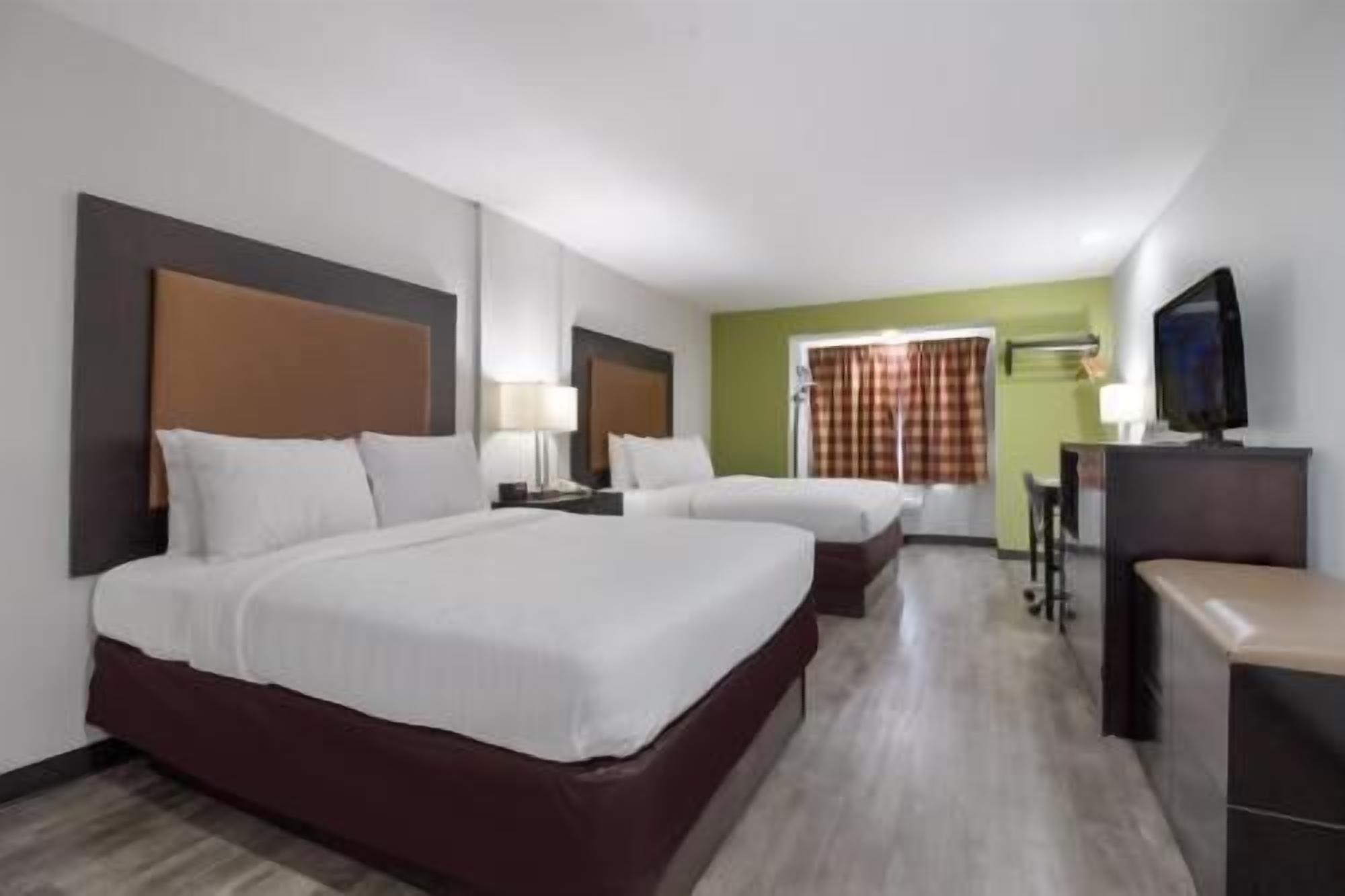 Ropa de cama de alta calidad y espacio para trabajar con laptop 