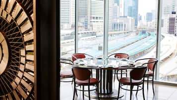 2 restaurants; breakfast, lunch and dinner served