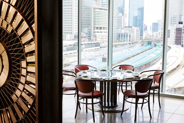 2 restaurants, lunch, dinner served; French cuisine 