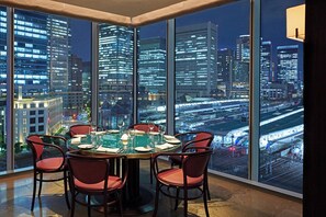 2 restaurants; breakfast, lunch and dinner served  - Four Seasons Hotel Tokyo at Marunouchi (Tokyo)