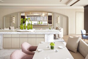 2 restaurants; breakfast, lunch and dinner served  - Four Seasons Hotel Tokyo at Marunouchi (Tokyo)