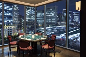 2 间餐厅，供应午餐和晚餐，法国菜