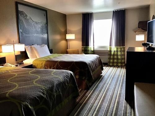Cortinas blackout, cunas gratuitas, camas extra y wifi gratis 