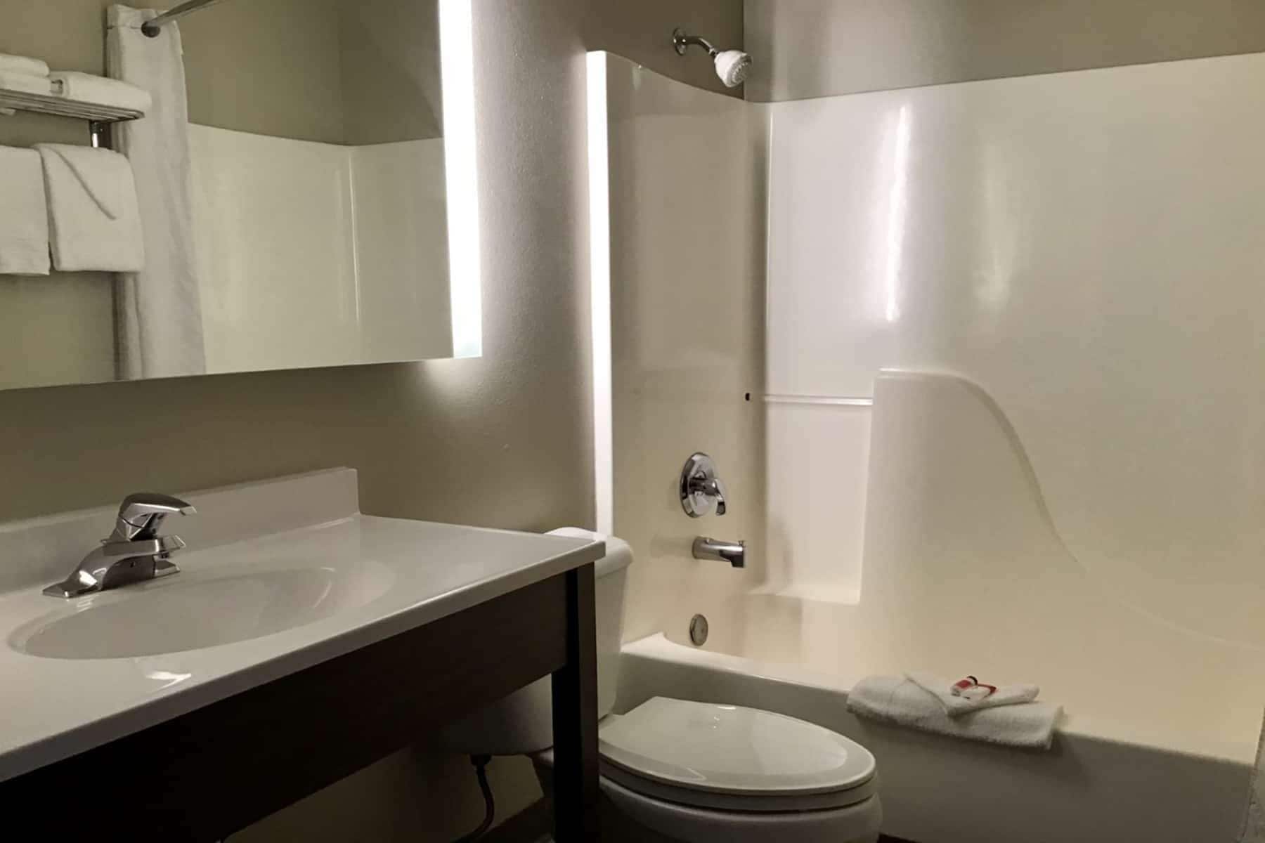 Amenidades de baño gratuitas, secadora de cabello, toallas 