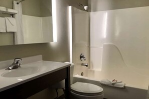 Kostenlose Toilettenartikel, Haartrockner, Handtücher