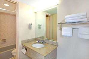 Combined shower/tub, free toiletries, hair dryer, towels