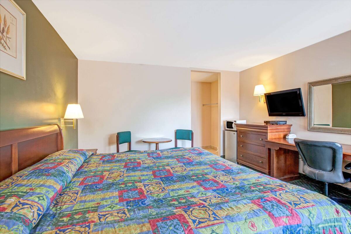 Room, 1 King Bed | Desk, rollaway beds (surcharge), WiFi (free), bed sheets