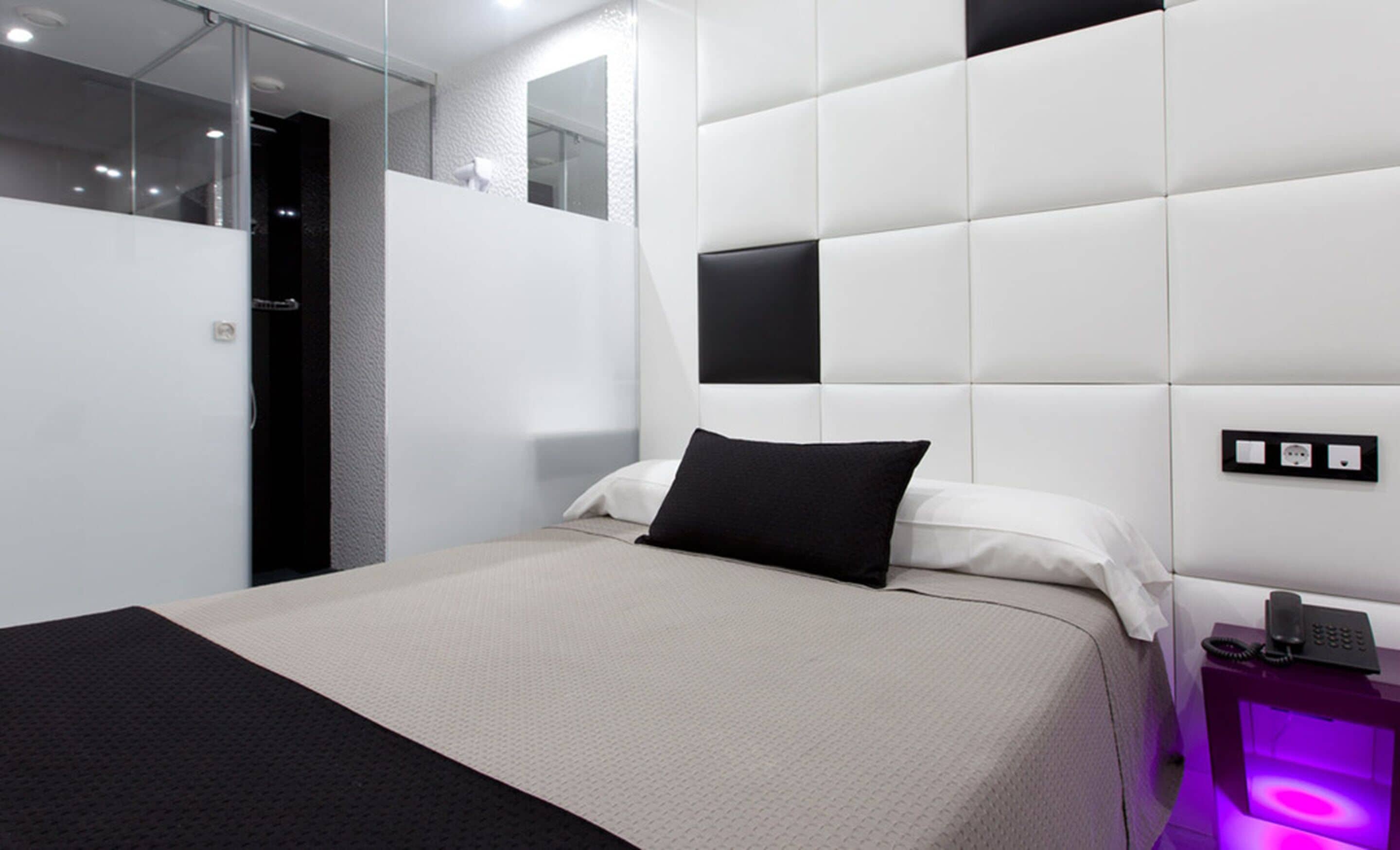 Escritorio, cortinas opacas, sistema de insonorización y ropa de cama