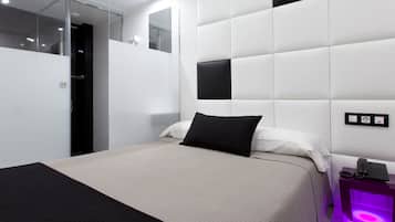 Escritorio, cortinas opacas, sistema de insonorización y ropa de cama