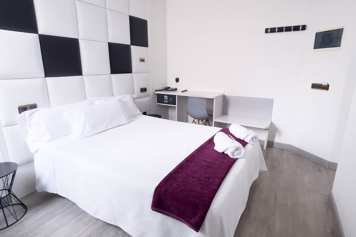 Standard Double Room | 1 bedroom, desk, blackout drapes, soundproofing