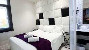 Double Room, 1 Queen Bed | 1 bedroom, desk, blackout drapes, soundproofing