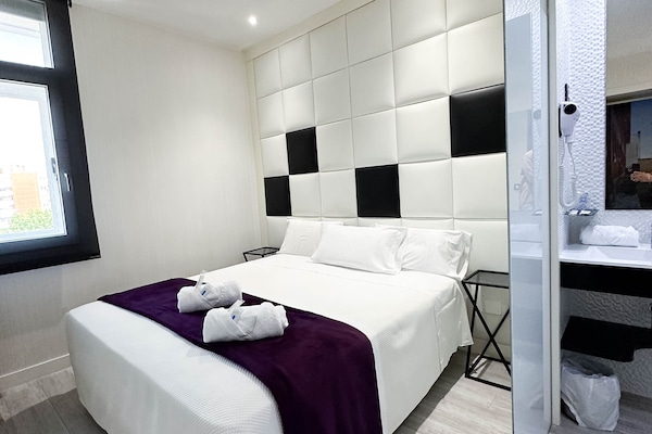 Double Room, 1 Queen Bed | Desk, blackout drapes, soundproofing, bed sheets