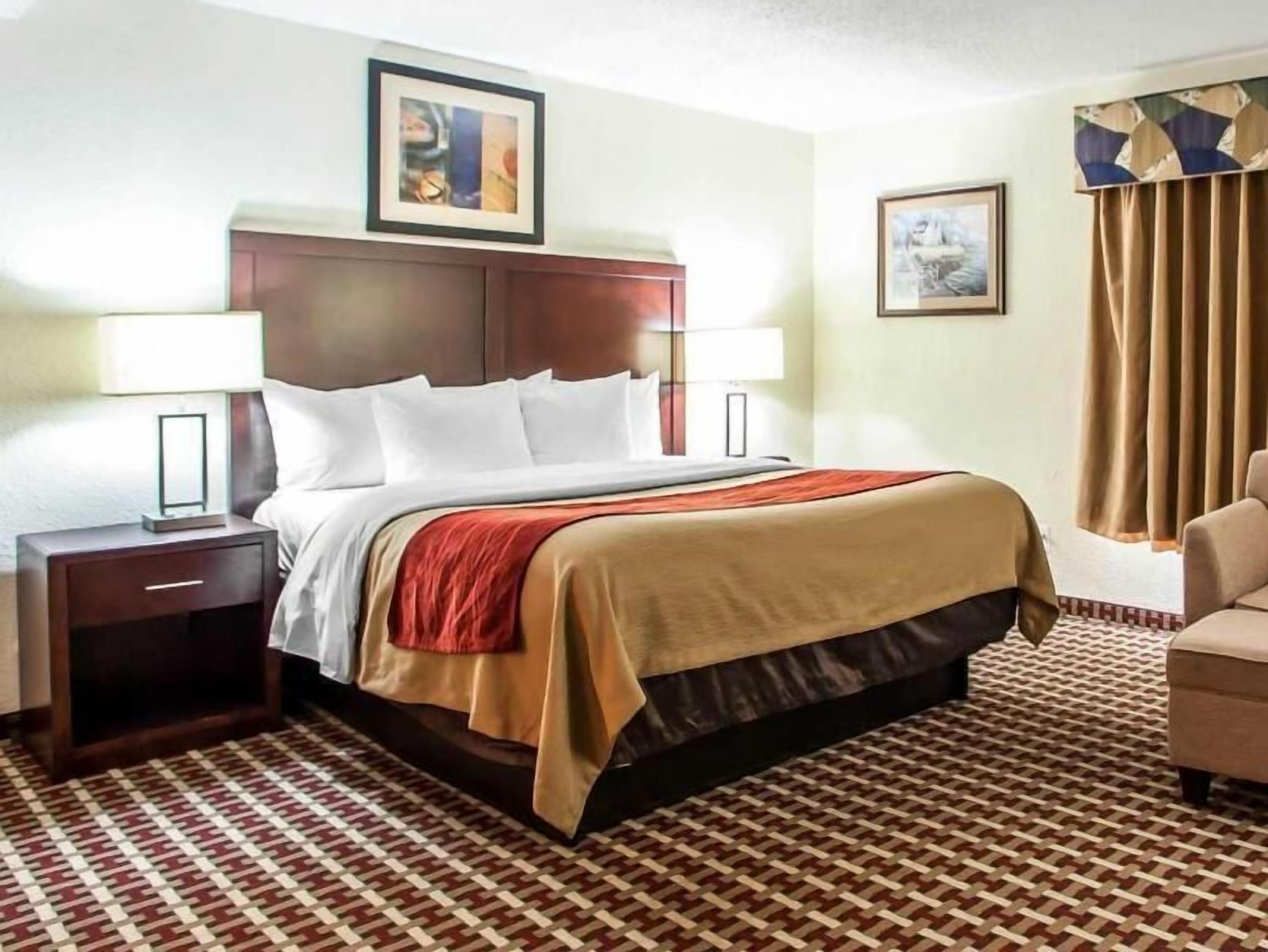 Desk, laptop workspace, iron/ironing board, free WiFi